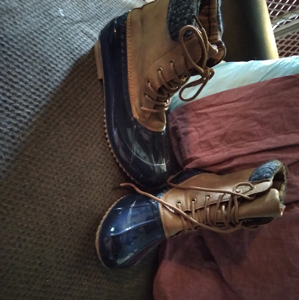Duck boots size 9